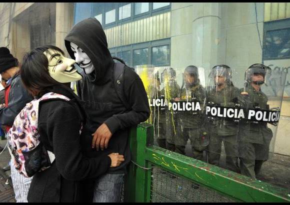 AP - Imagen de dos manifestantes en Bogot&#225; en la protesta nacional en apoyo al paro nacional agrario.