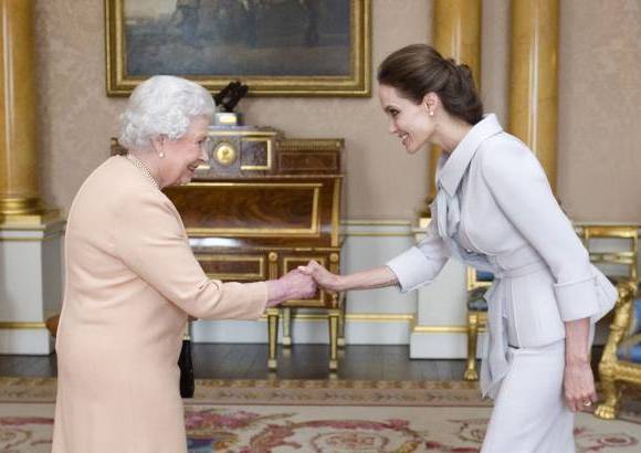 AP - Angelina Jolie fue condecorada con la insignia de Dama de Honor de la Gran Cruz por la Reina Isabel II en el palacio de Buckingham.