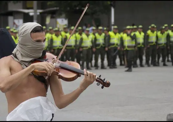 ESTEBAN VANEGAS - Las centrales obreras y grupos estudiantiles de las universidades Nacional y de Antioquia marcharon este 1 de mayo por las calles de Medell&#237;n, exigiendo garant&#237;as laborales al Gobierno Nacional. Al final de la movilizaci&#243;n se presentaron algunos enfrentamientos entre varios manifestantes y agentes de la Polic&#237;a.