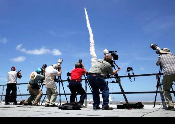 Reuters - Casi tres minutos después del despegue se separaron los dos cohetes propulsores de combustible sólido, y la nave.