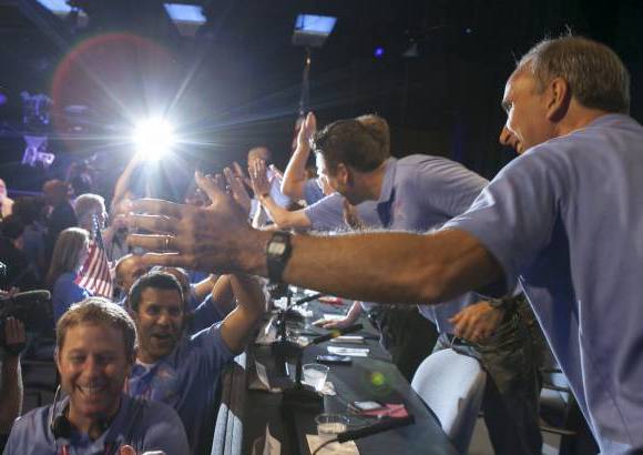 Foto AP - "No puedo creer esto. Es increíble", dijo un entusiasta Allen Chen, jefe adjunto de descenso del vehículo y el equipo de aterrizaje en el Jet Propulsion Laboratory, cerca de Los Angeles.