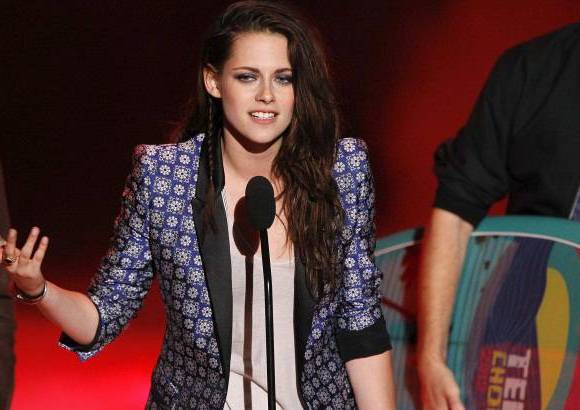 - Kristen Stewart recibió el premio a la mejor actriz de una película de romance por Amanecer, Parte 1, y a mejor actriz en una película de verano por Blancanieves y el cazador.