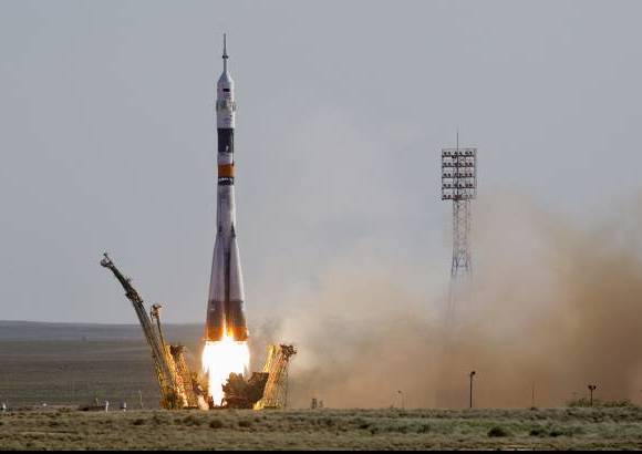 Reuters - Por ello, tres de los seis inquilinos de la EEI -los rusos Ant&#243;n Shk&#225;plerov y Anatoli Ivanishin y el estadounidense Daniel Burbank- tuvieron que permanecer en el espacio seis semanas m&#225;s de lo previsto y, en vez de regresar a la Tierra el 16 de marzo, lo hicieron el 27 de abril.