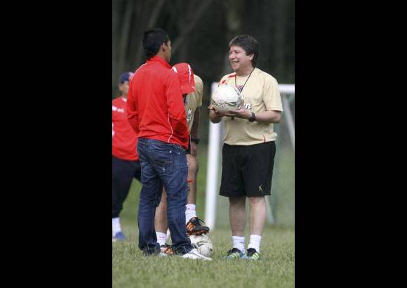 Manuel Saldarriaga - Hern&#225;n Dar&#237;o G&#243;mez firm&#243; por dos a&#241;os como t&#233;cnico del rojo de la monta&#241;a. En la foto aparece hablando con John Javier Choronta Restrepo.
