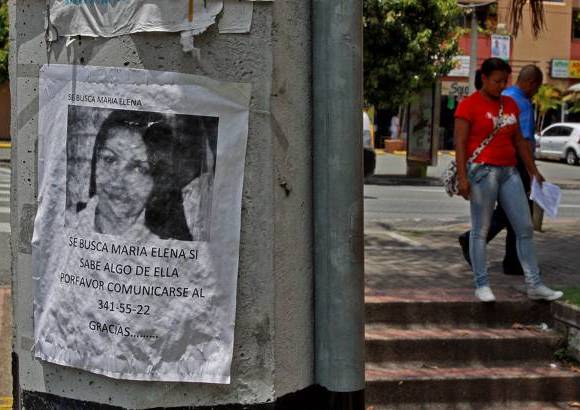 Henry Agudelo - Son estos postes los testigos mudos que de día y de noche ven llegar a personas silenciosas con una esperanza, una alegría o una tristeza a cuestas.