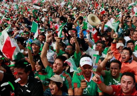 AP - Miles de mexicanos se reunieron en el corazón de su capital con banderas y las caras pintadas con colores patrios para ver en pantallas gigantes el primer partido del Mundial.