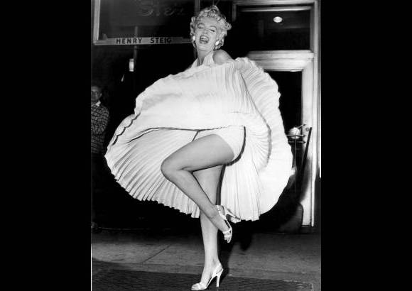 AP - El vestido blanco que inmortaliz&#243; a Marilyn Monroe fue subastado por 5,6 millones de d&#243;lares en 2011.