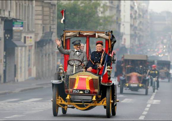 REUTERS - El ej&#233;rcito franc&#233;s utiliz&#243; los taxis requisados para transportar hacia nuevas l&#237;neas de combate a los efectivos llenos de lodo que regresaban de su frente derrotado.
