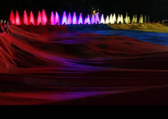 Colprensa - El Mandatario aseguró que la entrega de la gigante bandera tiene como propósito unificar a todo el país en torno al fútbol.