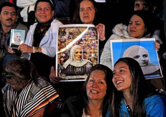 Julio C&#233;sar Herrera - Los fieles demostraron su fe con velas, im&#225;genes y globos con la imagen de Santa Laura.
