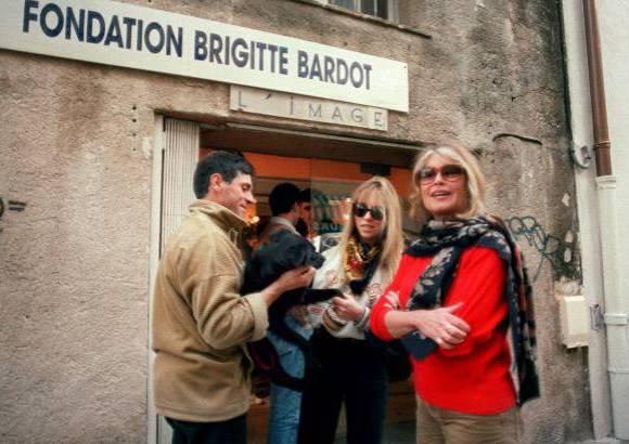 AFP - Foto del 19 de diciembre 1992 en la que aparece Bardot, acompa&#241;ada por su hija adoptiva, Mylene Muygdler, a la entrada de una fundaci&#243;n que lleva su nombre en Saint Tropez, sur de Francia.
