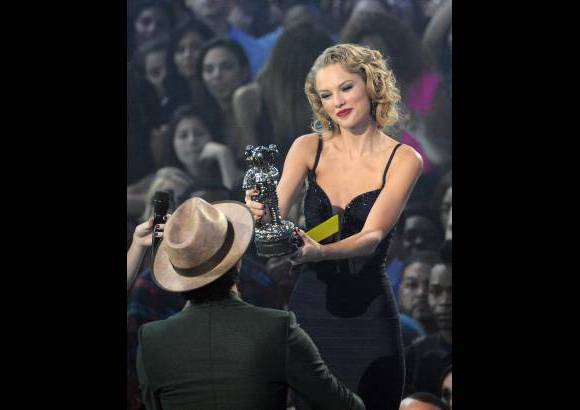 AP - Taylor Swift entrega el premio Mejor Video Masculino a Bruno Mars por su canci&#243;n Locked Out of Heaven.