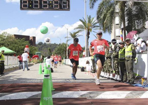 Esteban Jaramillo y Sebasti&#225;n Salazar - M&#225;s de 10 mil competidores se dieron cita en esta hist&#243;rica cita deportiva que se corr&#237;a en las modalidades de 5, 10, 21 y 42 kil&#243;metros.