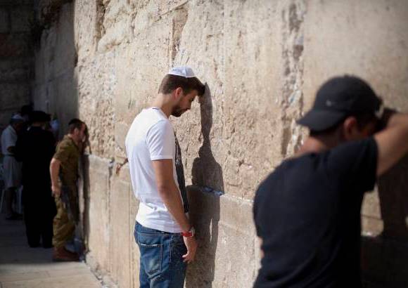 AP - Gerard Piqu&#233; reflexion&#243; en el muro de los lamentos.
