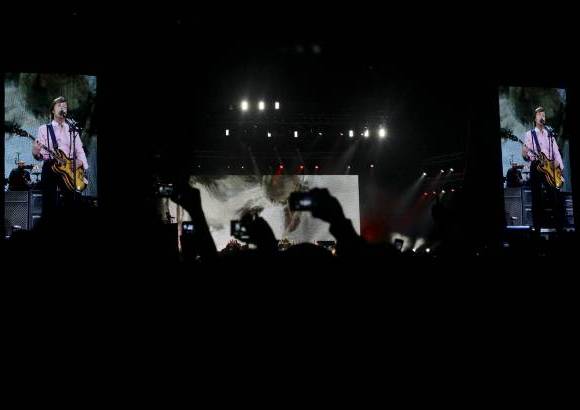 Reuters - Al igual que su concierto del martes en el Estadio Azteca de la capital mexicana, McCartney dedic&#243; las canciones My Valentine y Maybe I&#39;m Amazed a Nancy Shevell y Linda McCartney , su actual esposa y su difunta primera pareja, respectivamente.