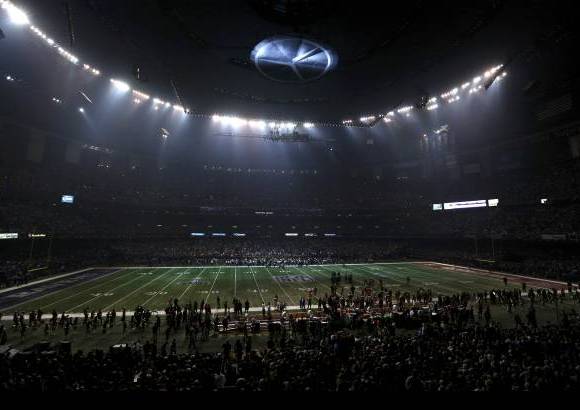 REUTERS - El Super Bowl tuvo que ser interrumpido durante 34 minutos a ra&#237;z de un apag&#243;n que dej&#243; en la oscuridad partes del estadio.