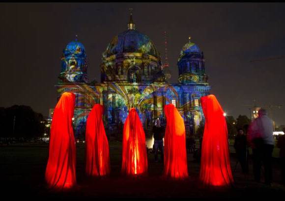 RE - Las personas observan la instalaci&#243;n de luz de la Catedral de Berl&#237;n, durante la apertura del Festival de la Luz en dicha ciudad.