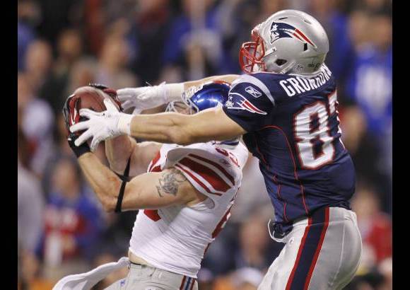 Reuters - Pero la respuesta de los Patriots, ante la desventaja en el primer cuarto, no se hizo esperar y en el segundo cuarto Brady puso el bal&#243;n en posici&#243;n de anotar y su pateador Stephen Gostkowski anot&#243; gol de campo de 29 yardas para reducir la desventaja a 9-3.