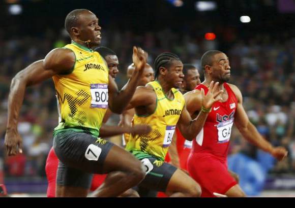 Reuters - El rey de los 100 metros planos, el jamaiquino Usain Bolt, vol&#243; en la pista de Londres.