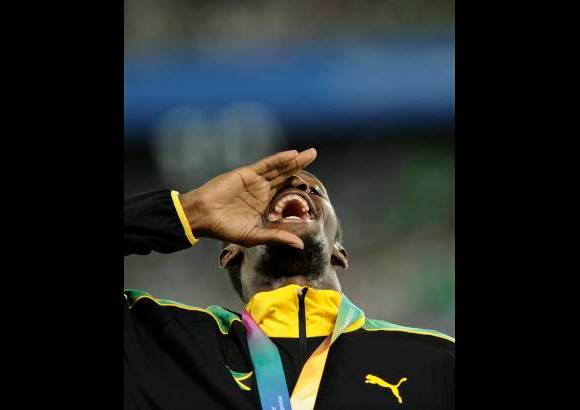 AP - Bolt lleg&#243; con media recta de ventaja sobre el representante franc&#233;s, despu&#233;s de forzar la m&#225;quina a tope con la esperanza de hallar una marca redentora.
