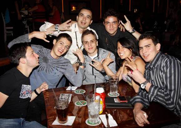 Edwin Bustamante Restrepo - Grupos de amigos acudieron a la apertura del Hard Rock Caf&#233;.