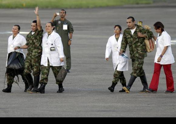 Raúl Palacios, enviado especial Colprensa - Los uniformados traían consigo los elementos que los acompañaron por más de 10 años de cautiverio.