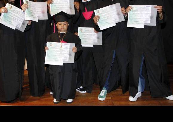 Foto Hernán Vanegas - El joven, de 19 años, exhibió con orgullo el diploma, un título logrado con lucha y sacrificio.