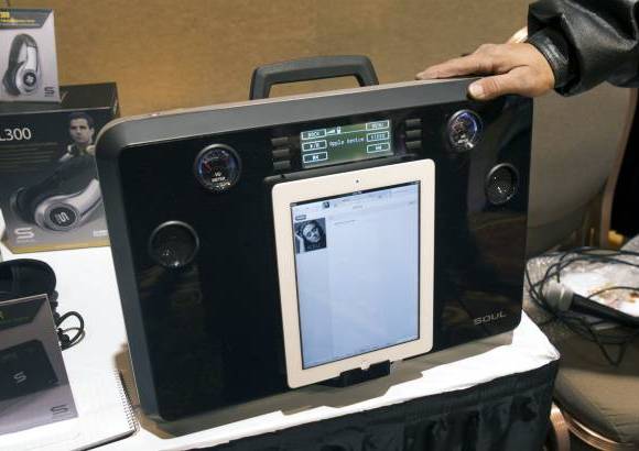 Reuters - El Soul Party In A Box se integra a tabletas como el iPad. Su precio 999 dólares.