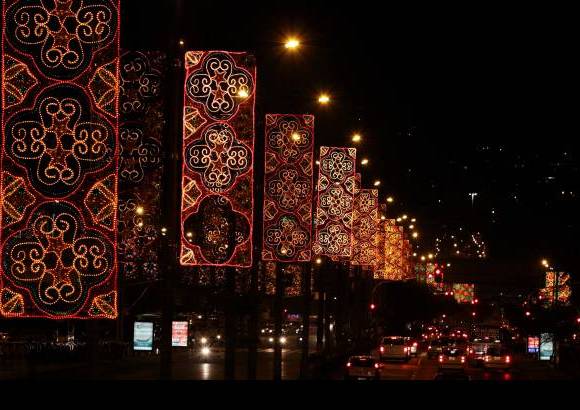 Jaime P&#233;rez - El alumbrado navide&#241;o de Medell&#237;n, con sus 16 millones de bombillas, es un espect&#225;culo multicolor. As&#237; luce la calle San Juan.