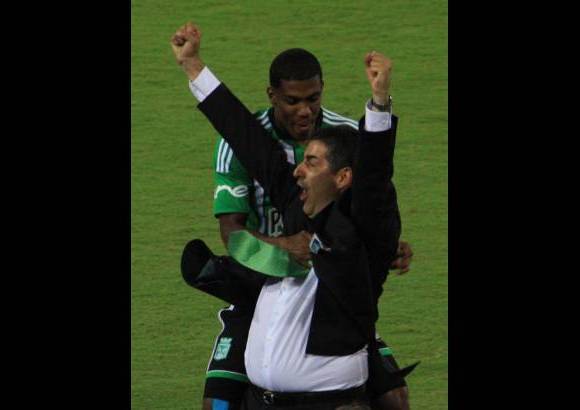Henry Agudelo - Fiesta en el banco verde y la celebraci&#243;n del t&#233;cnico Santiago Escobar.