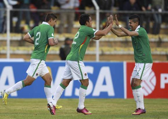 AP - Bolivia, con 10 puntos, visita el martes a Chile.