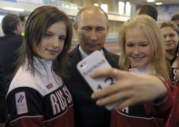 Reuters - Vladimir Putin posa para una selfie con j&#243;venes que participaron en los Juegos Ol&#237;mpicos de la Juventud.
