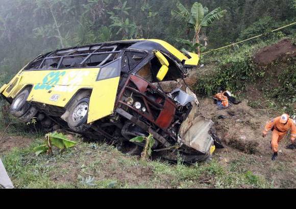R&#243;binson S&#225;enz - Pr&#225;cticamente destruido qued&#243; el bus de la empresa Expreso Palmira que rod&#243; a un abismo en Versalles, Santa B&#225;rbara, en el suroeste antioque&#241;o.