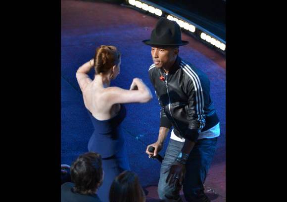 AP - Pharrell Williams en medio de su &#233;xito Happy bail&#243; con algunas actrices, aqu&#237; Amy Adams