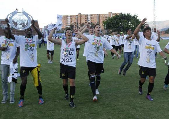 Hern&#225;n Vanegas - Con un baile al mejor estilo caribe&#241;o, Cristian Palomeque inici&#243; la celebraci&#243;n en la tarima, rodeado de sus compa&#241;eros que, de camisetas blancas con el distintivo de campeones, desfogaban su alegr&#237;a tras el triunfo.