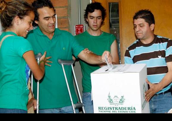 Jaime Pérez - El candidato a la vicepresidencia por el Partido Verde, Sergio Fajardo, votó en compañía de sus hijos.