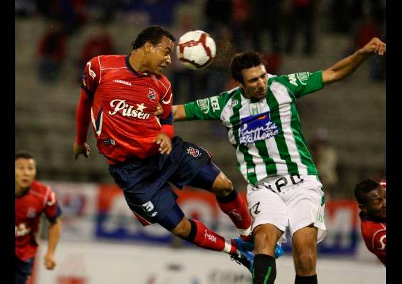 Juan Antonio Sánchez, enviado especial Manizales - En la acción, el atacante rojo Felipe Pardo intentando salvar al DIM.