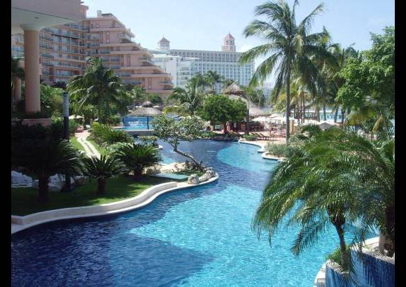 Liliana Vélez de Restrepo - Zona de piscinas del hotel Fiestamericana Coral Beach Cancún Resort.