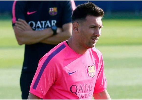 Reuters - El retorno de Lionel Messi a los entrenamientos del Barcelona, tras agotar sus vacaciones, despertó la curiosidad entre los seguidores del jugador en las redes sociales sobre todo por el nuevo look que luce el futbolista argentino.