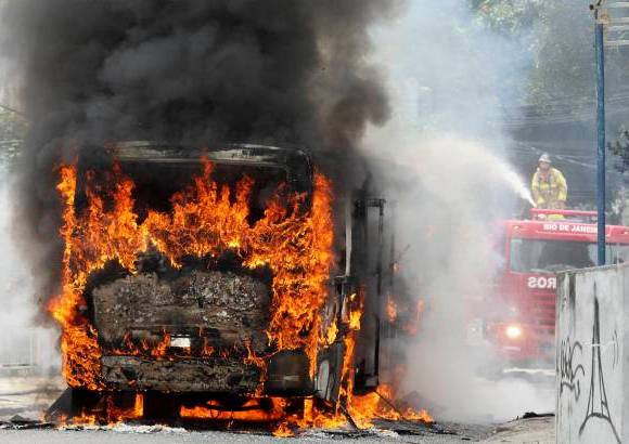 Reuters - Con estas operaciones las autoridades quieren poner fin a una ola de incendios de veh&#237;culos.