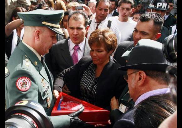 Germ&#225;n Enciso, Colprensa - La madre del uniformado Ana Elvia Castro recibi&#243; la bandera nacional por parte del brigadier general Ernesto P&#233;rez Guarnizo, de la Jefatura de familia.