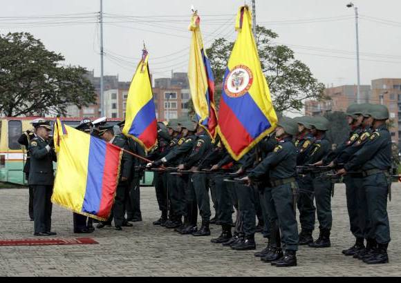 Mauricio Alvarado, Colprensa - El comandante general de las Fuerzas Militares, general Alejandro Navas, impuso esta reconocimiento militar a la bandera de la Fuerza de Tarea Conjunta del Caguán.