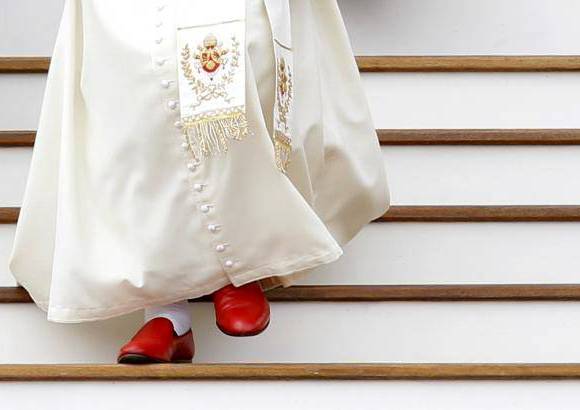 Reuters - Benedicto XVI ha aparecido varias veces en p&#250;blico luciendo unos zapatos rojos de Prada y gafas de Gucci.