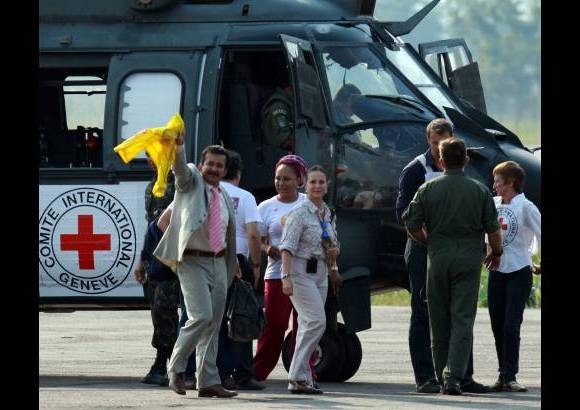 Ra&#250;l Palacios, enviado especial Colprensa - Armando Acu&#241;a, secuestrado por las Farc por 20 meses, lleg&#243; emocionado y estrenando traje desde un lugar de la selva de Caquet&#225;. Propuso crear una unidad nacional por la reconciliaci&#243;n y urgi&#243; por el intercambio humanitario.