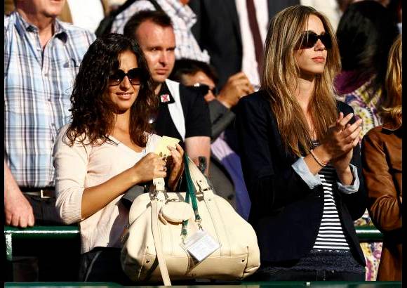 Reuters - Maria Francisca Perello, la novia de Nadal, y la hermana del tenista, Mar&#237;a Isabel Nadal, alentaron al jugador desde la tribuna.