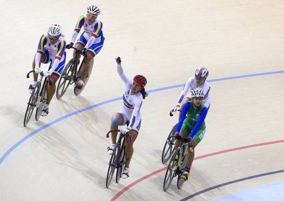 AFP - Imagen de la celebración de la ciclista colombiana Juliana Gaviria después de la prueba del keirin en los Juegos Odesur.