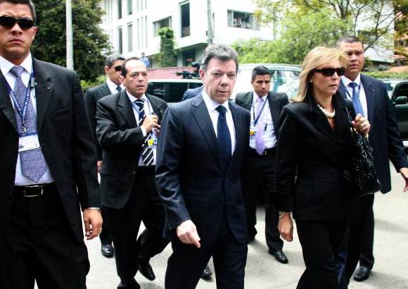 Colprensa - El presidente Juan Manuel Santos y la Primera Dama, Mar&#237;a Clemencia Rodr&#237;guez acompa&#241;aron a la familia Casta&#241;o Valencia en el sepelio de do&#241;a Gloria.