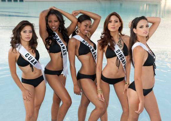 AP - Vanessa Torres, Miss Guam; Braneka Bassett, Miss Bahamas; Tirelo Ramasedi, Miss Botswana; Tania Lim, Miss Singapure y Bat-el Jobi, Miss Israel.