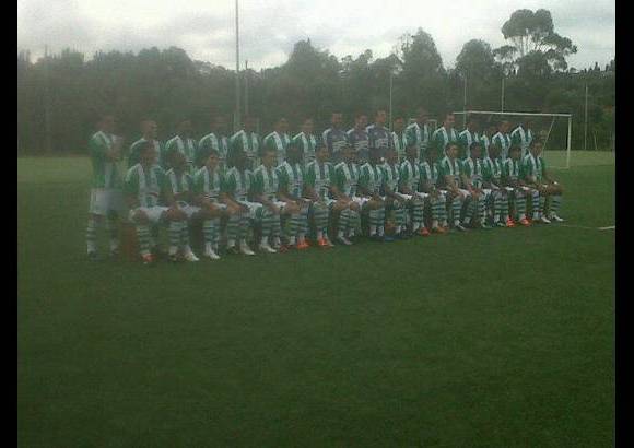 - En Twitter circula esta imagen, en la que se ve a los integrantes del Atl&#233;tico Nacional con la que ser&#237;a la nueva camiseta para la temporada 2012. No es muy clara, pero se aprecian unas rayas m&#225;s gruesas con un verde intenso.
