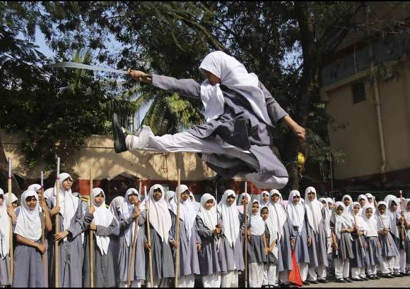 AP - En India, estas ni&#241;as celebraron el D&#237;a Internacional de la Mujer con una presentaci&#243;n de artes marciales.